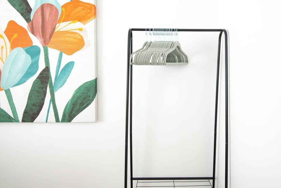 Hang clothes here 