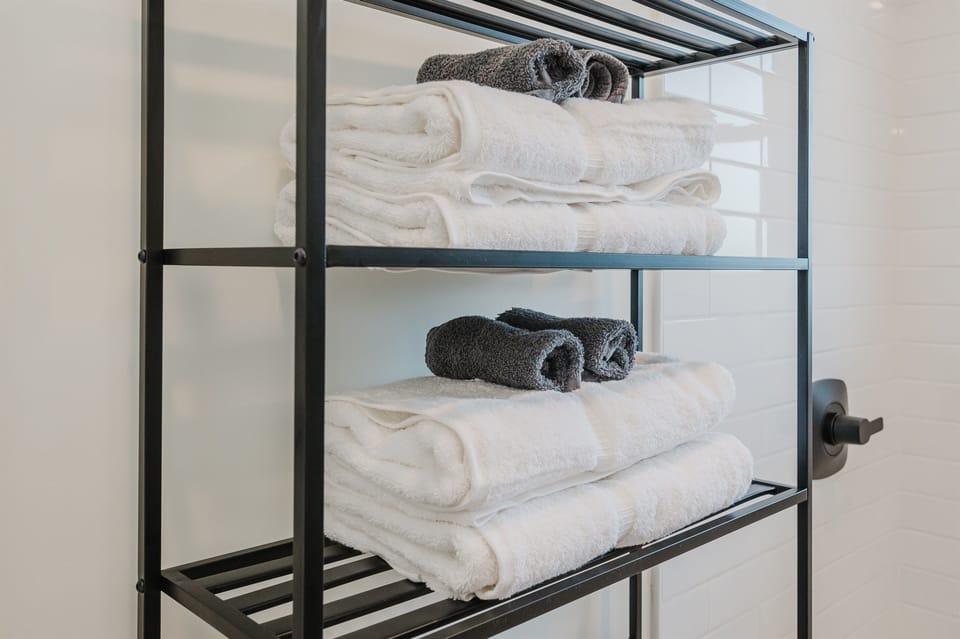 Conveniently organized towels in the bathroom, ensuring easy access and a tidy space.
