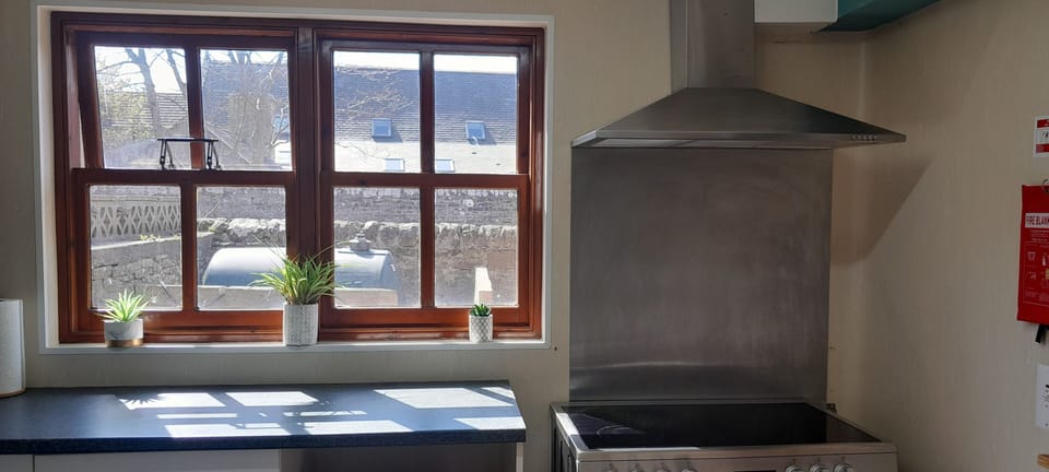 Full-size fridge, microwave, oven, stovetop
