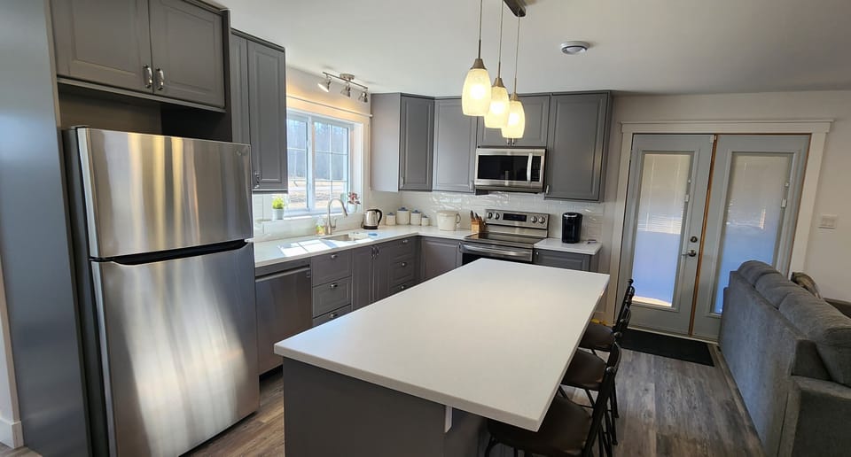 Kitchen (island seats 3)