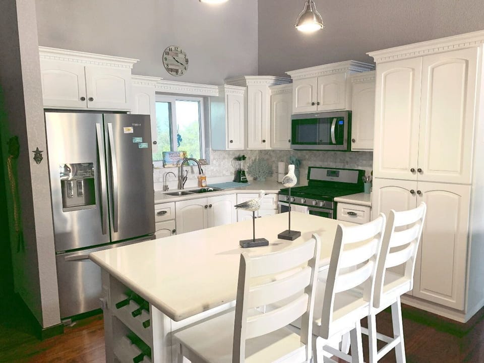 Kitchen with a perfectly sized island