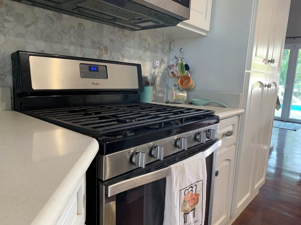 Range with cast iron grating
