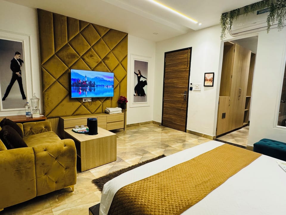 Luxury Room, 1 King Bed, Private Bathroom, City View | Blackout drapes, iron/ironing board, free WiFi, wheelchair access