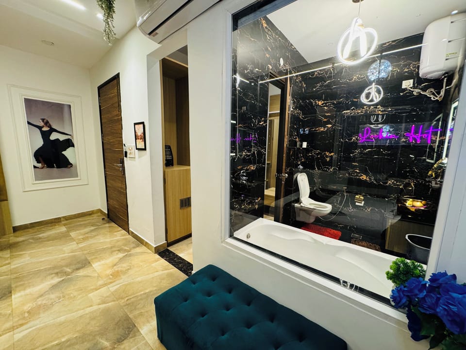 Luxury Room, 1 King Bed, Private Bathroom, City View | Blackout drapes, iron/ironing board, free WiFi, wheelchair access