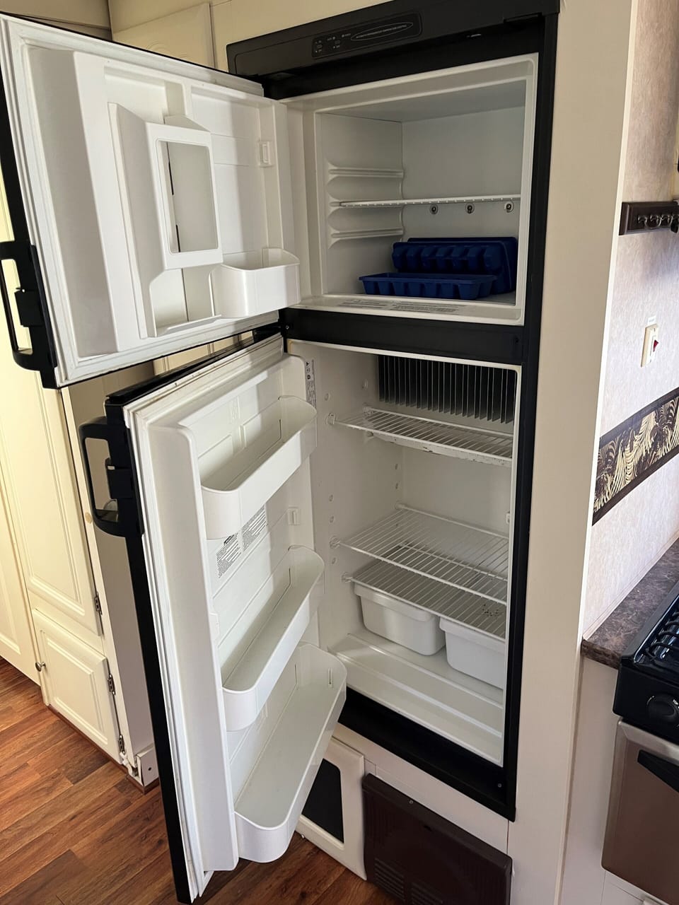 Full-size fridge, microwave, oven, stovetop