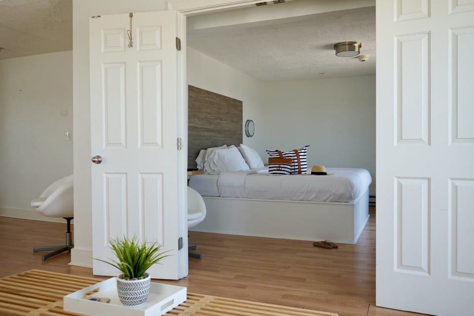 Cottage Penthouse, 2 Bedroom Suite with 1 King and 1 Queen, Full Kitchen | Iron/ironing board, free WiFi, bed sheets