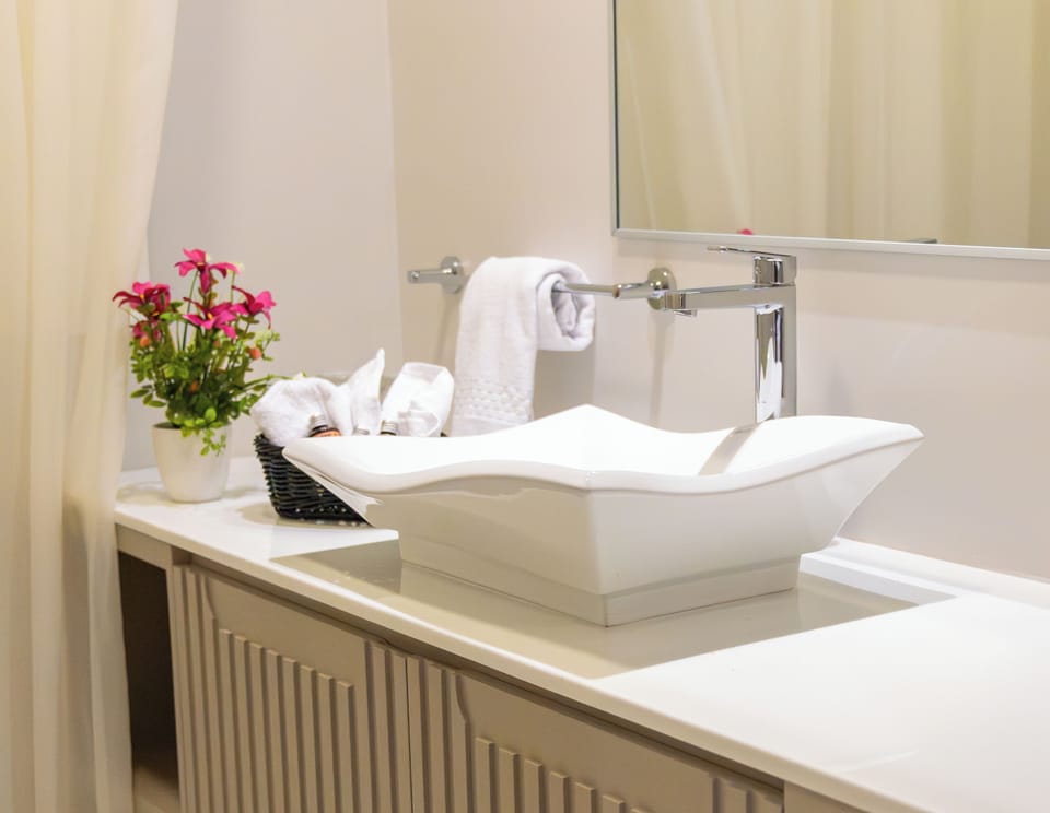 Executive Single Room | Bathroom | Rainfall showerhead, hair dryer, bathrobes, towels