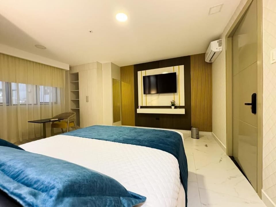 Standard Room | Minibar, in-room safe, iron/ironing board, WiFi (free)