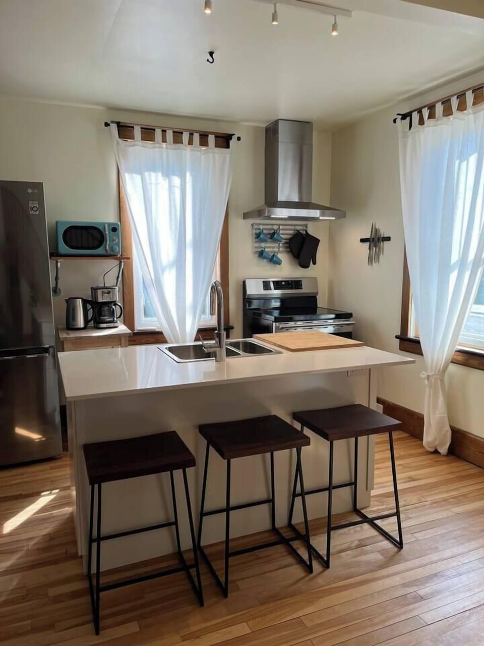 Island, induction stove, convection oven 