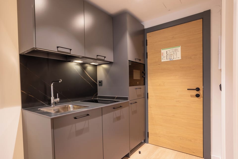Private kitchen | Fridge, microwave, stovetop, cookware/dishes/utensils