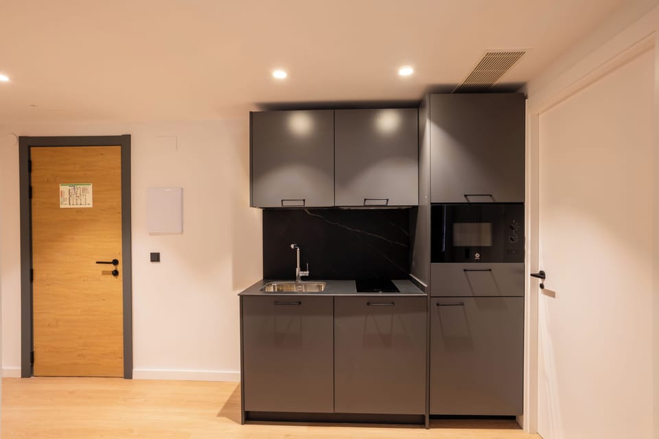 Private kitchen | Fridge, microwave, stovetop, cookware/dishes/utensils