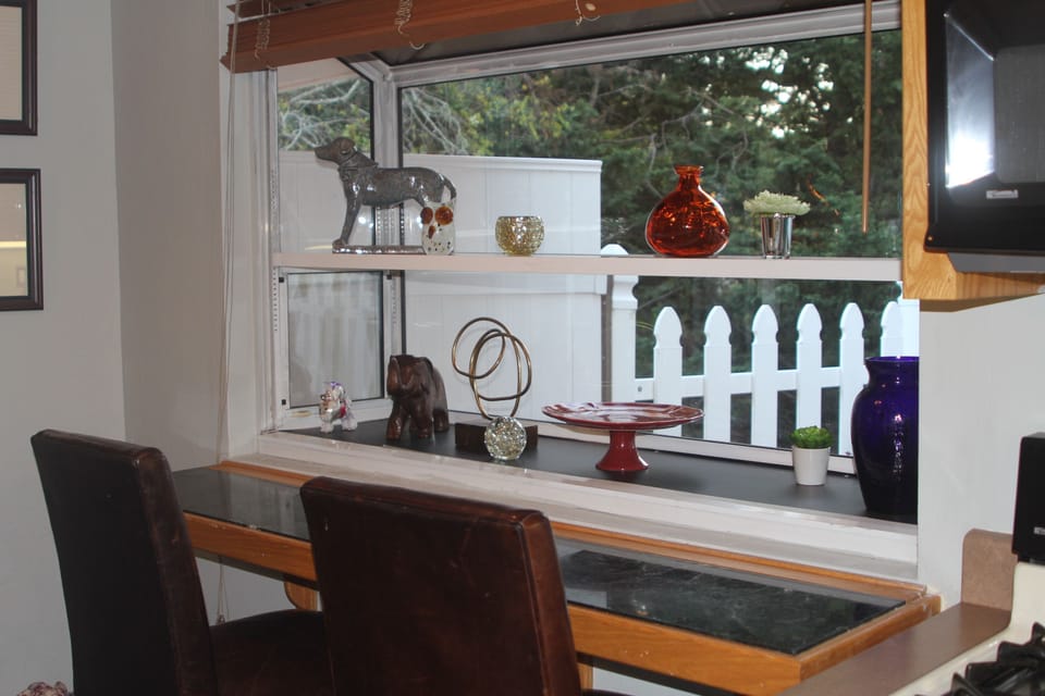 Exclusive Studio Suite, Kitchen, Mountain View | Private kitchen | Fridge, microwave, coffee/tea maker, freezer