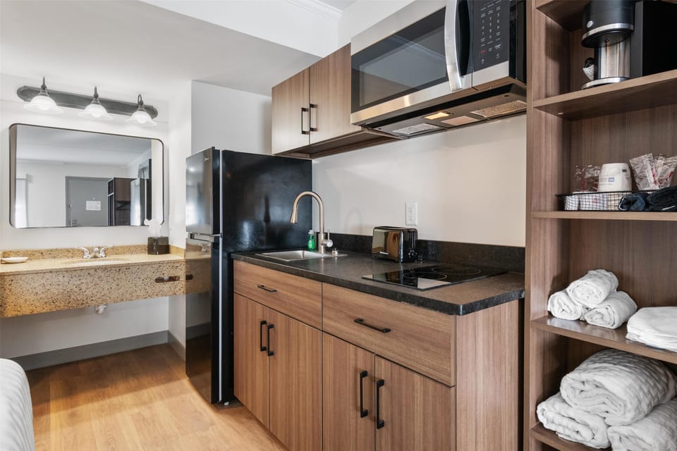Full-size fridge, microwave, stovetop, coffee/tea maker