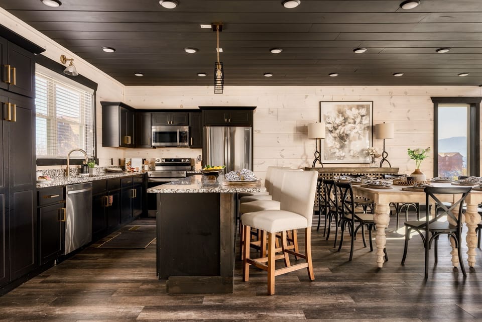 Spacious Dining Room – Gather around a large table with plenty of seating, perfect for family meals, game nights, or special celebrations.
