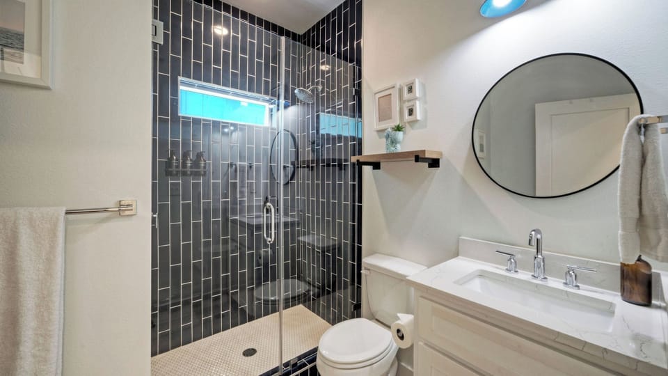 Luxury 4bdr Beach Retreat w/ Private Pool Walk to Dining + Shops Shore Thang Cottage in Port Aransas
