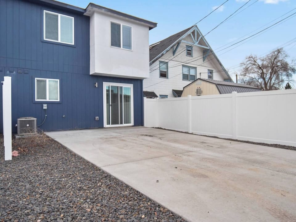 The parking pad outside can park two cars side by side.