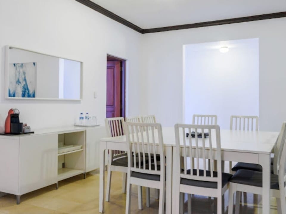 Standard Apartment, 3 Bedrooms, City View | In-room dining