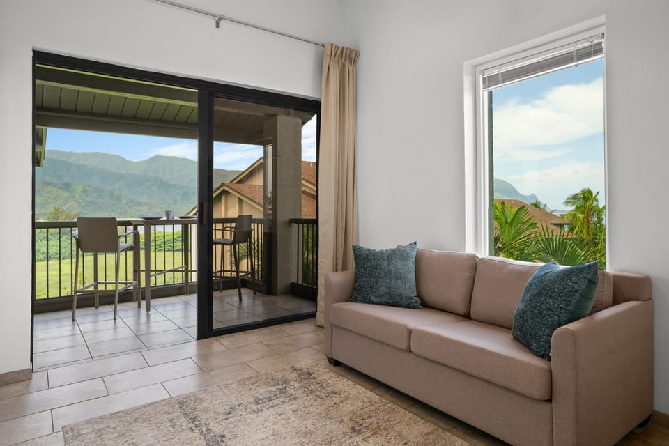 Beautiful ocean, bay, and mountain views from the lanai and large west-facing window