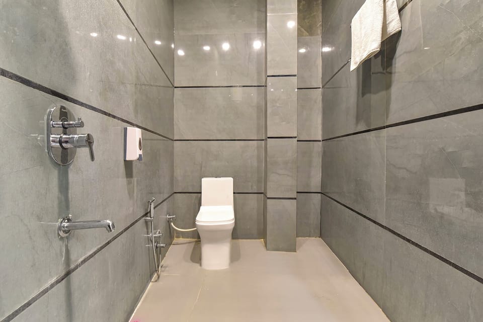 Shower, rainfall showerhead, free toiletries, towels