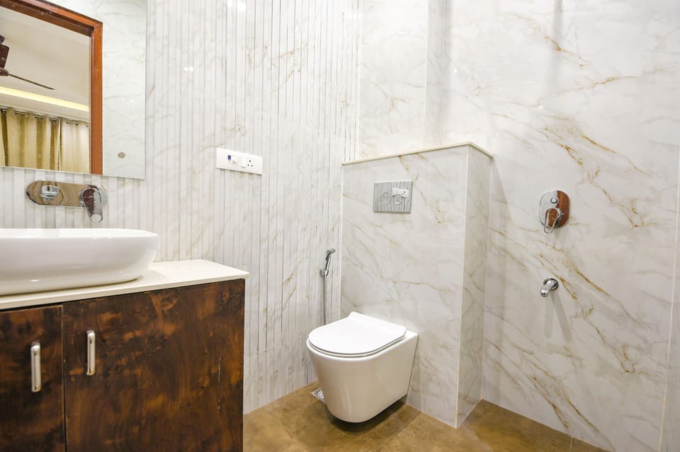 Shower, rainfall showerhead, free toiletries, towels