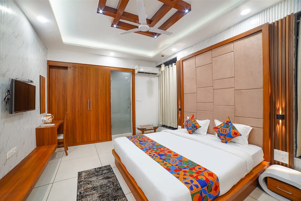 Deluxe Room | Egyptian cotton sheets, premium bedding, in-room safe, WiFi (free)