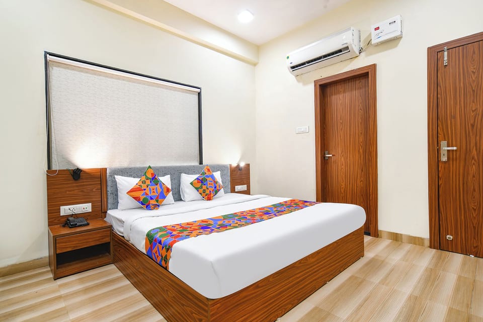Deluxe Room | Egyptian cotton sheets, premium bedding, in-room safe, WiFi (free)