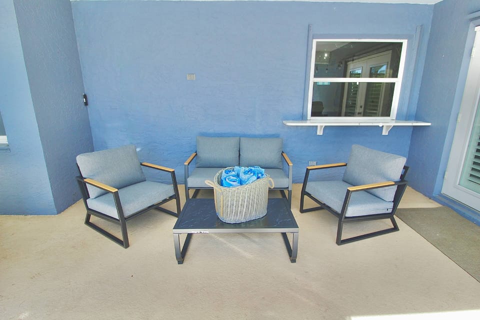 The comfortable sitting area on the covered pool patio seats 4…