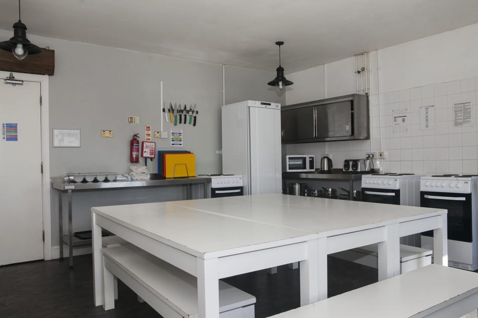 Full-size fridge, microwave, oven, stovetop