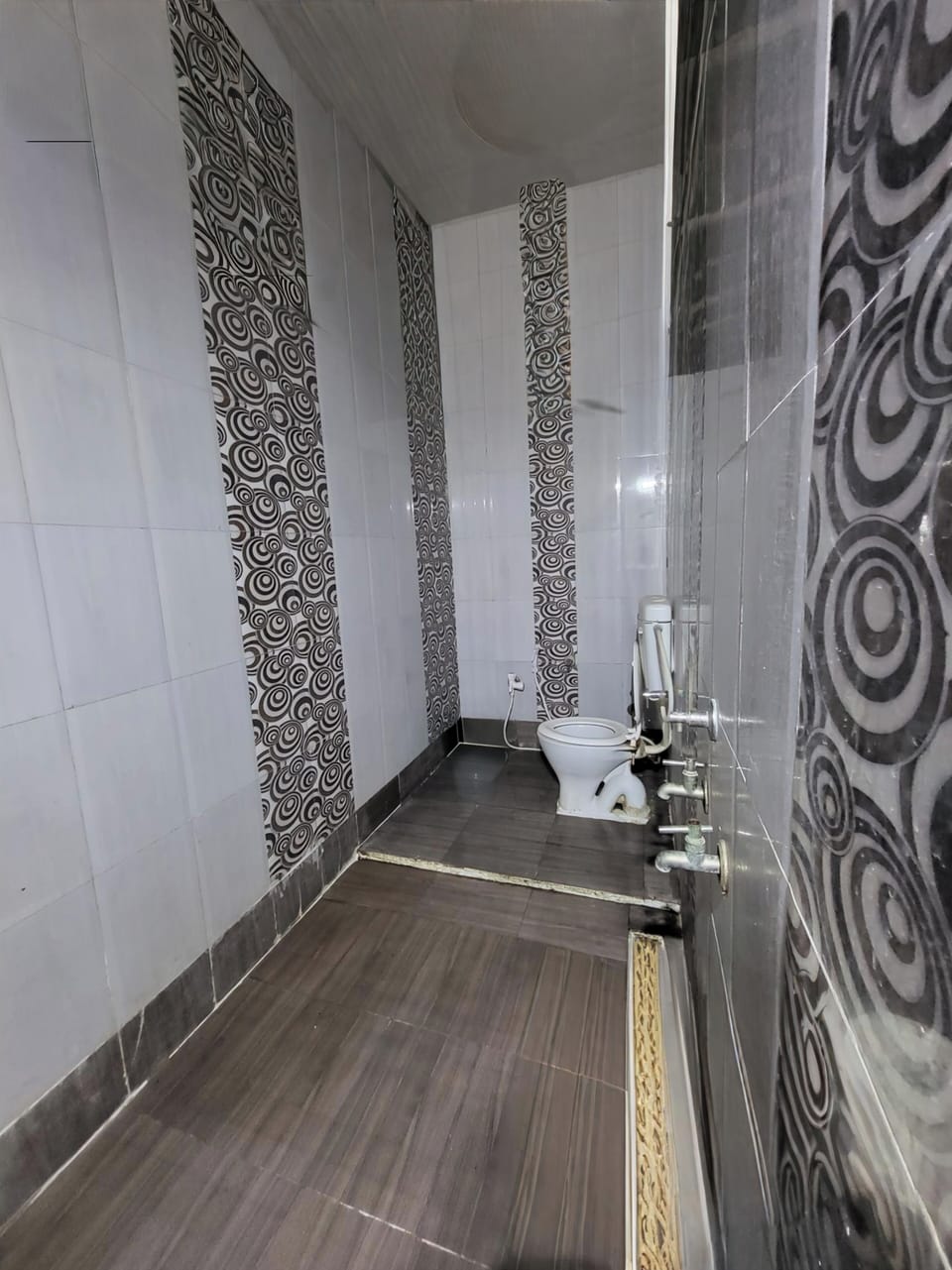 Shower, free toiletries, towels