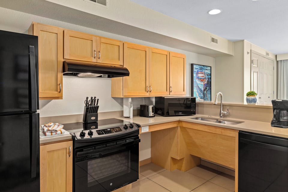 Full-size fridge, microwave, oven, dishwasher