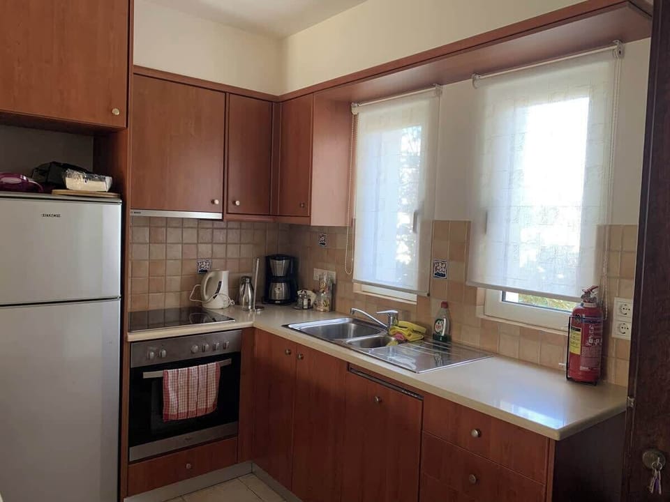 Basic Single Room, Balcony, Pool View | Private kitchen