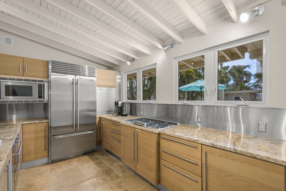 Whether it’s takeout or a full spread, this kitchen has you covered.