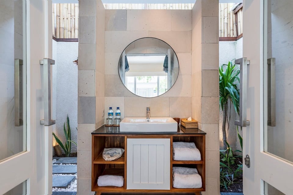 Premier Room with Terrace | Bathroom | Shower, free toiletries, bidet, towels