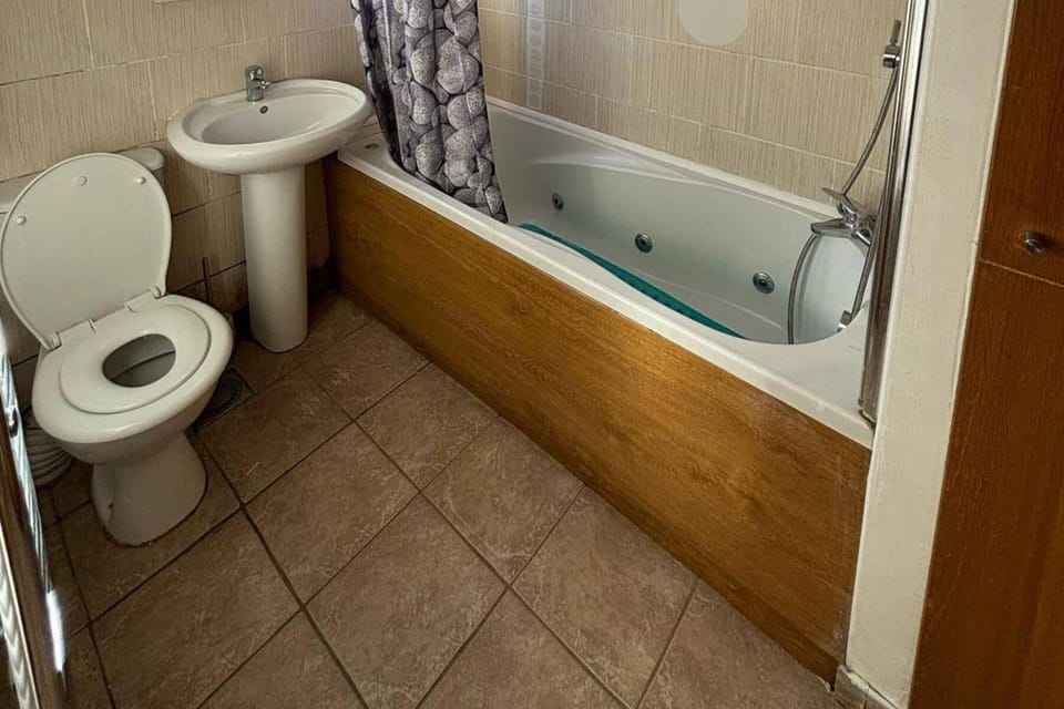 Combined shower/tub, deep soaking tub, towels