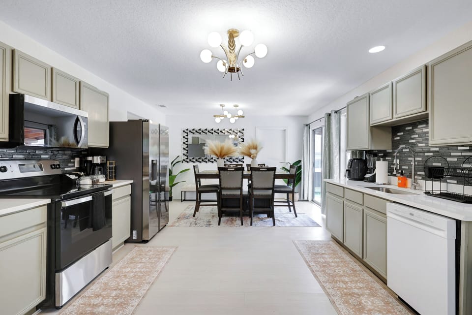 Fully equipped kitchen with high quality granite countertops. 