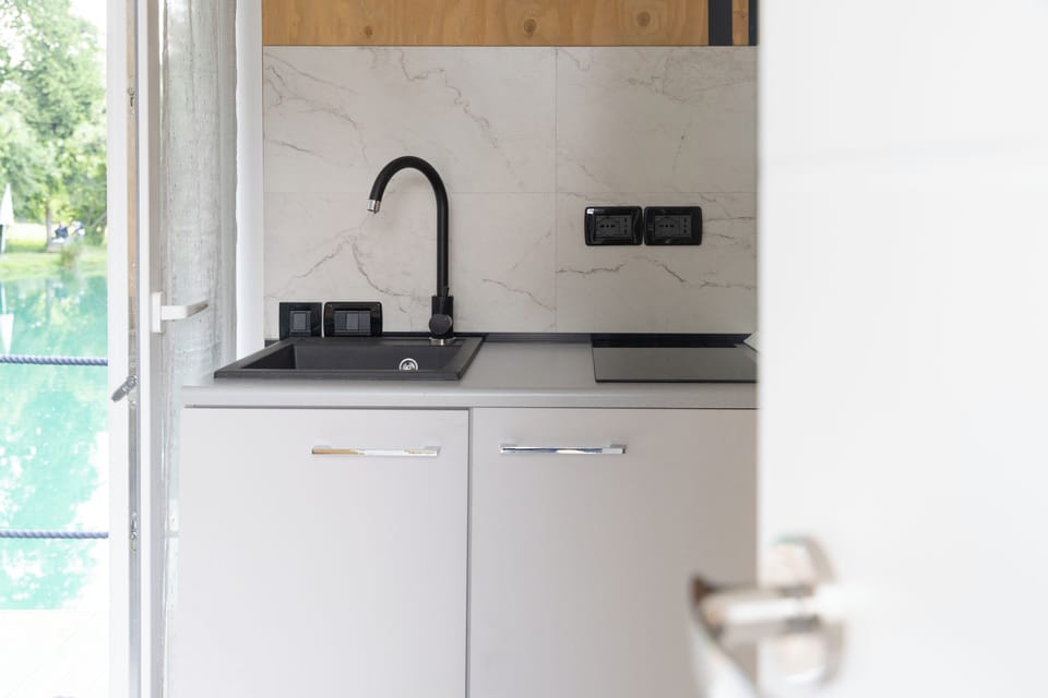 Exclusive Suite, Lake View | Private kitchen