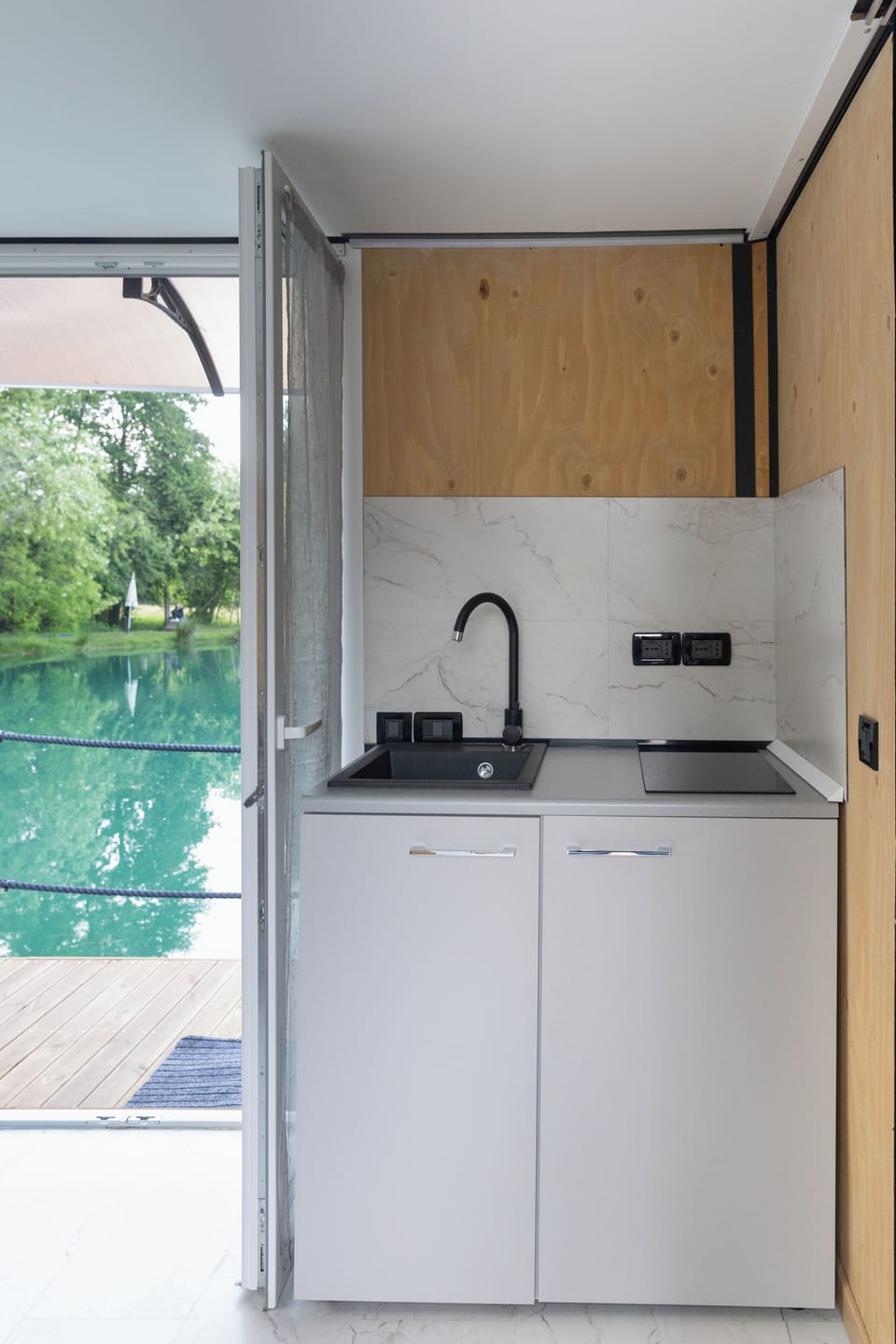 Exclusive Suite, Lake View | Private kitchen