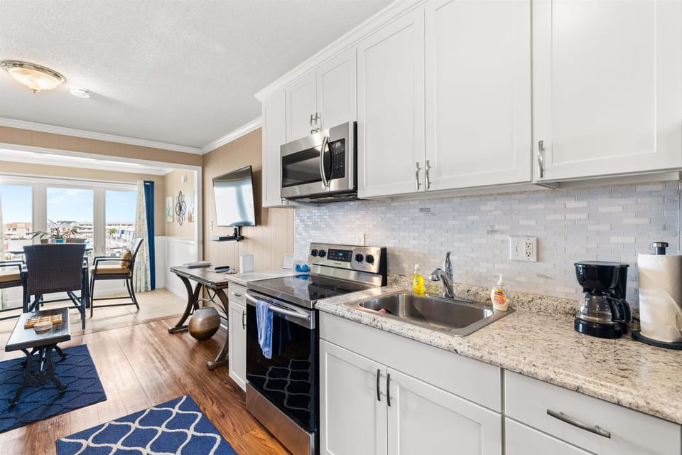 Everything you need, nothing you don’t — this efficient kitchen includes a full-sized fridge, oven, and microwave, making beach meals a breeze.