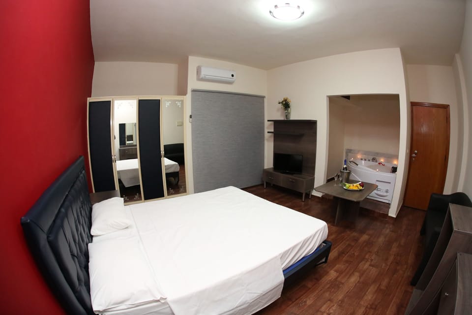 Luxury Room, Mountain View | Minibar, in-room safe, desk, rollaway beds (surcharge)
