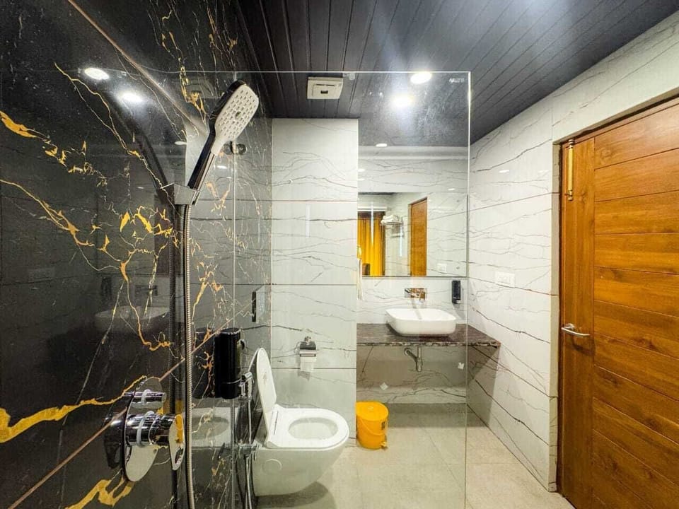 Royal Double Room, Mountain View | Bathroom | Shower, towels, soap, shampoo