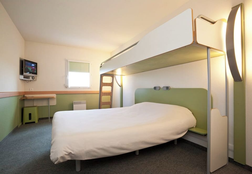 Standard Room, Multiple Beds | Laptop workspace, soundproofing, WiFi (free), bed sheets