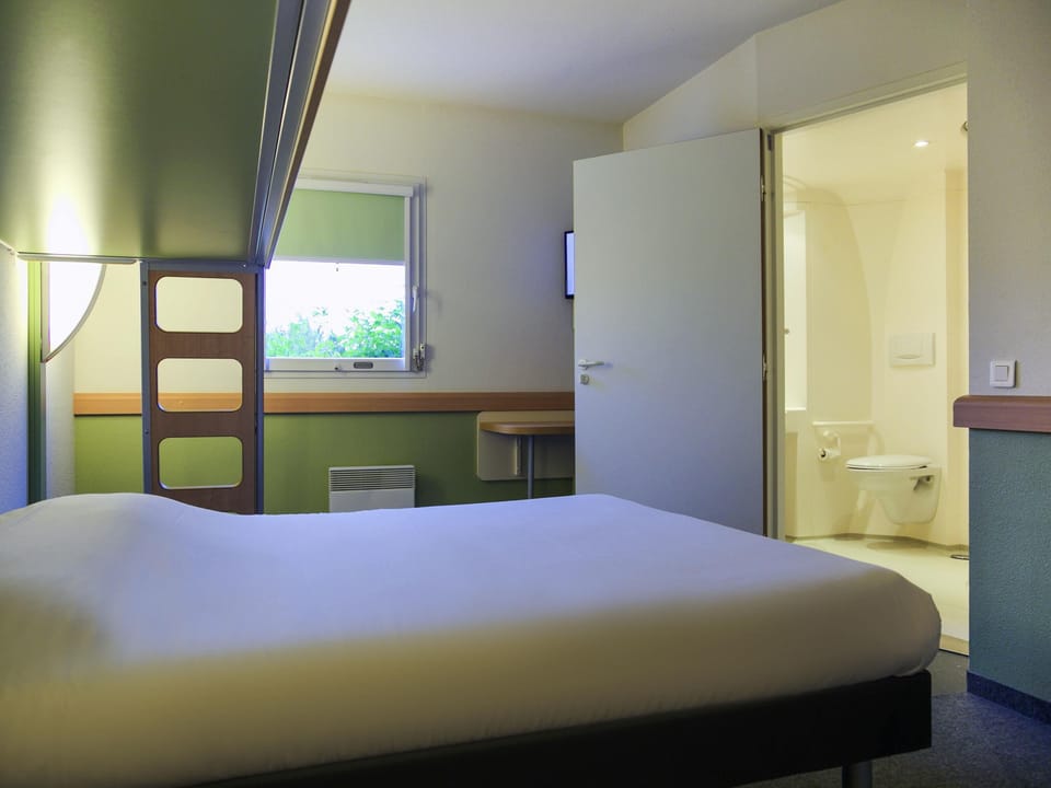 Laptop workspace, soundproofing, free WiFi, bed sheets