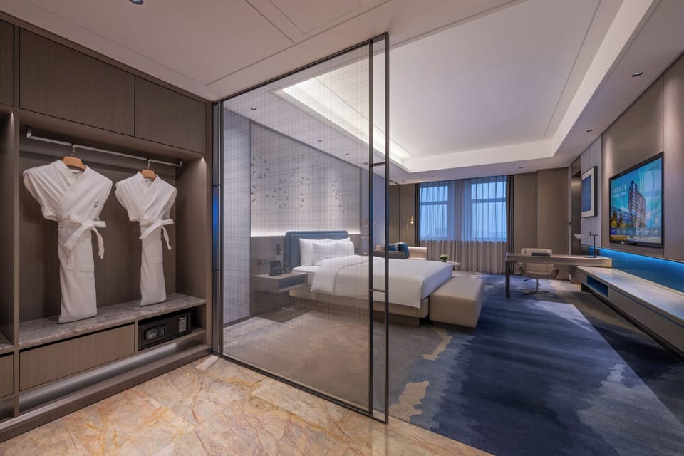 Executive Room, 1 King Bed | Premium bedding, down comforters, memory foam beds, free minibar