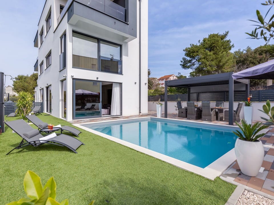 Residential Area, Apartment, Home, Condominium, Balcony, Swimming Pool, Estate, Villa, Courtyard, Hotel