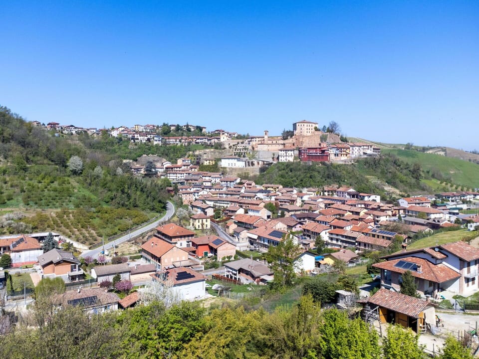 Building, Residential Area, Roof, House, Town, Neighbourhood, Landscape, Suburb, Rural Area, Hill