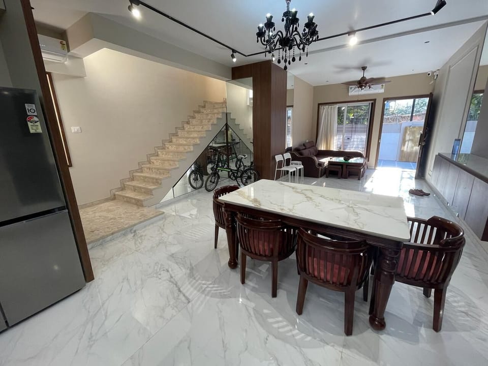 Luxury Twin Room, Balcony, Sea View | Living area | 32-inch flat-screen TV with cable channels