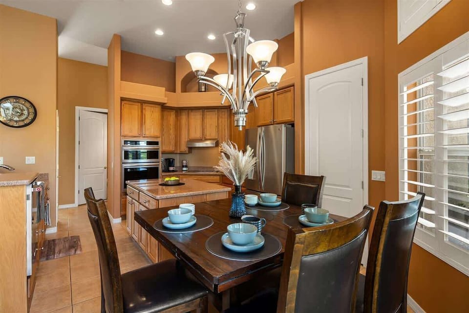 Breakfast Nook right off the Kitchen