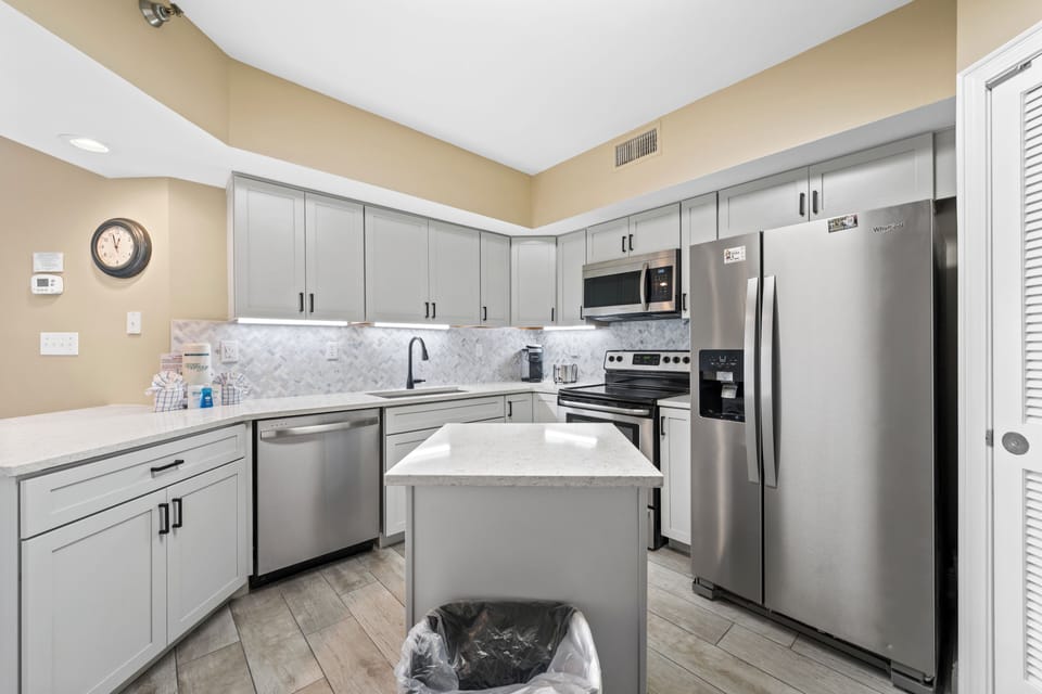 Signature Condo, 3 Bedrooms, Non Smoking, Beach View | Private kitchen | Fridge, microwave, oven, stovetop