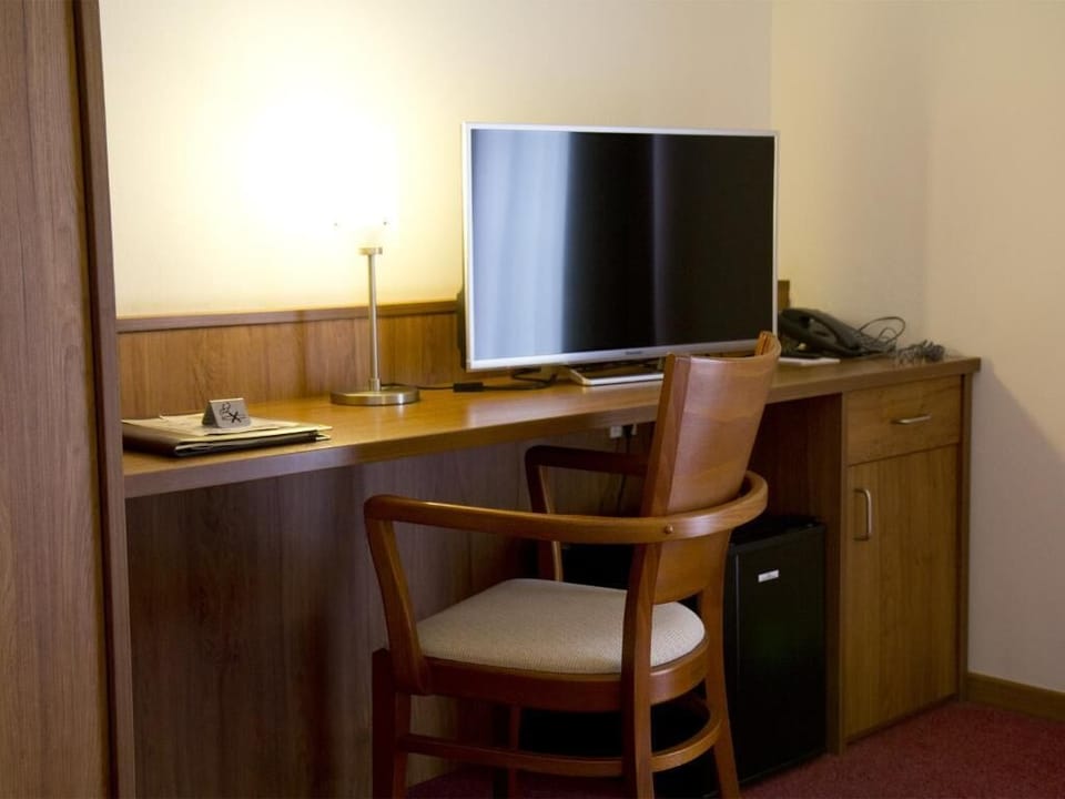 Desk, soundproofing, free WiFi