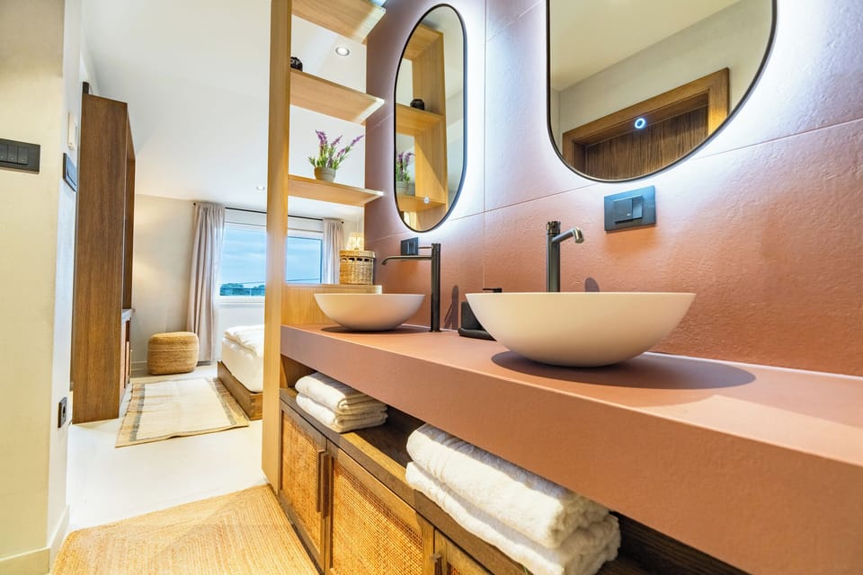 Deluxe Suite, Sea View | Bathroom | Shower, rainfall showerhead, hair dryer, towels